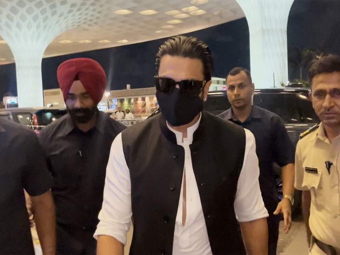 Image from: Ranveer Singh keeps it classy in kurta-pyjama, Nehru jacket during airport appearance