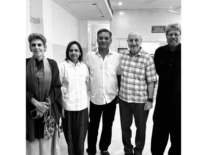 Image from: Cricket legends Kapil Dev, Madan Lal attend Anupam Kher's 'Jaane Pehchaane Anjaane' play in Delhi