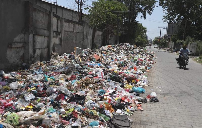 Image from: Huge garbage dump in Nawanshahr’s oldest colony raises concern among voters on MC polls day