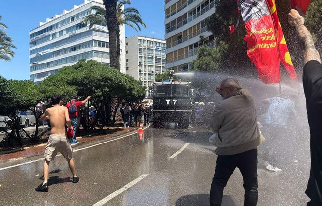 Image from: Turkish police fire water cannon at opposition protesters in İzmir