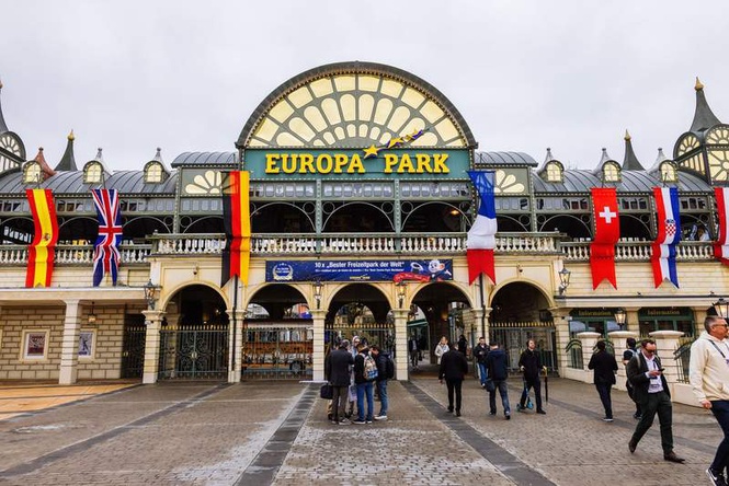 Image from: Burning bird nest on power line disrupts power at German theme park