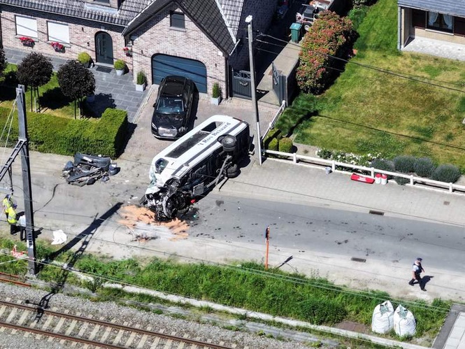 Image from: Four killed after Belgian school minibus hit by train at level crossing