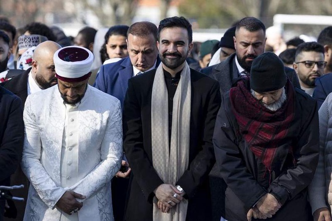 Image from: Zohran Mamdani now faces MUSLIM fury as worshippers accuse NYC Mayor of 'promoting extreme Islamism'