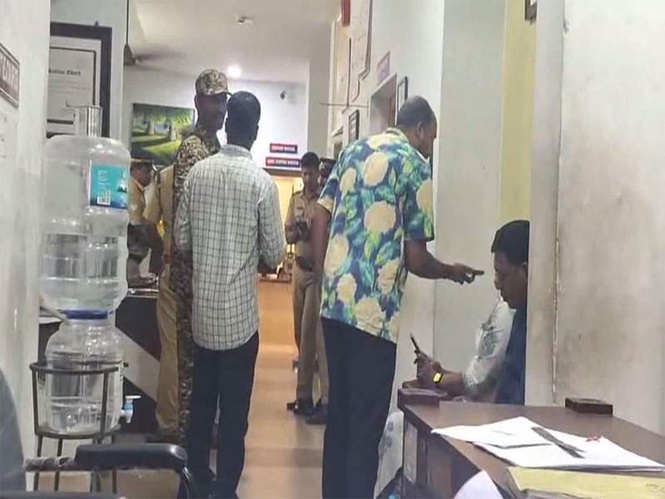 Image from: Violent clashes erupt in Thiruvananthapuram as ED raids former CM Pinarayi Vijayan's residence, ED officials reach Thampanoor Police Station
