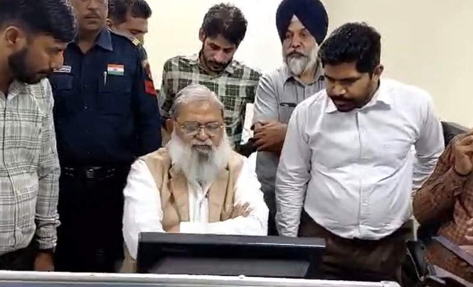 Image from: Vij conducts surprise check at Panchkula UHBVN call centre, orders swift power complaint redressal