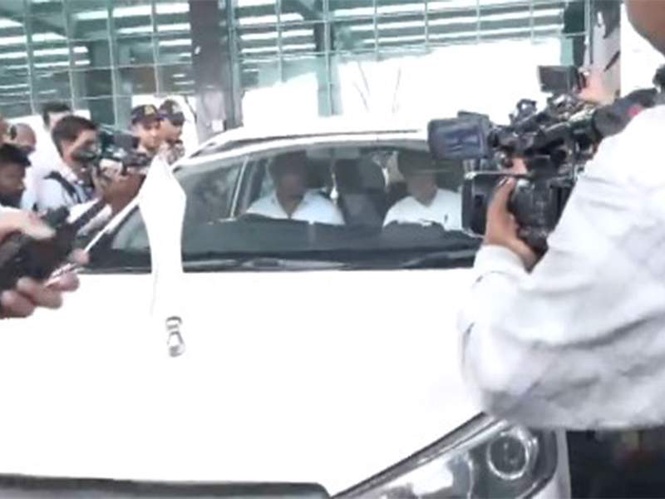 Image from: AICC Karnataka in-charge Randeep Surjewala arrives in Bengaluru amid ongoing speculation over state leadership