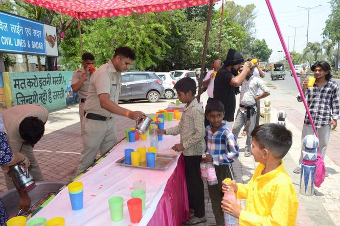 Image from: Karnal cops hold ‘Chhabil’ to provide relief to commuters amid heatwave