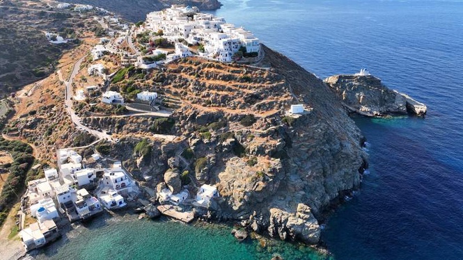 Image from: In Greece, this little-known island is one of the ideal destinations for this summer (dreamy beaches and fantastic restaurants await!)