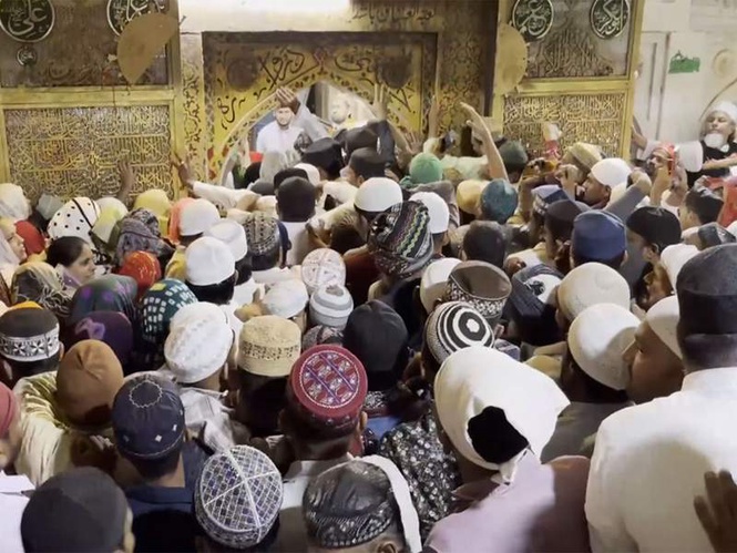 Image from: Thousands offer prayers at Ajmer Sharif Dargah on Eid al-Adha