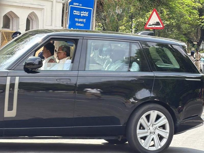 Image from: Siddaramaiah, DK Shivakumar at Lok Bhavan, outgoing CM to tender resignation