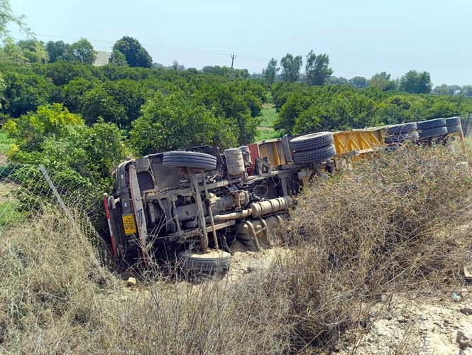 Image from: Truck overturns on Abohar highway while avoiding nilgai; driver, conductor injured