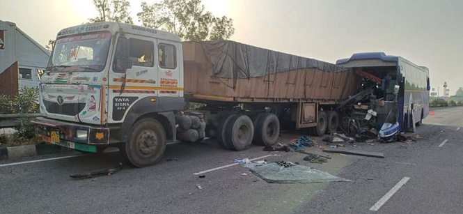 Image from: One killed, 15 injured as speeding bus hits truck near Sirhind