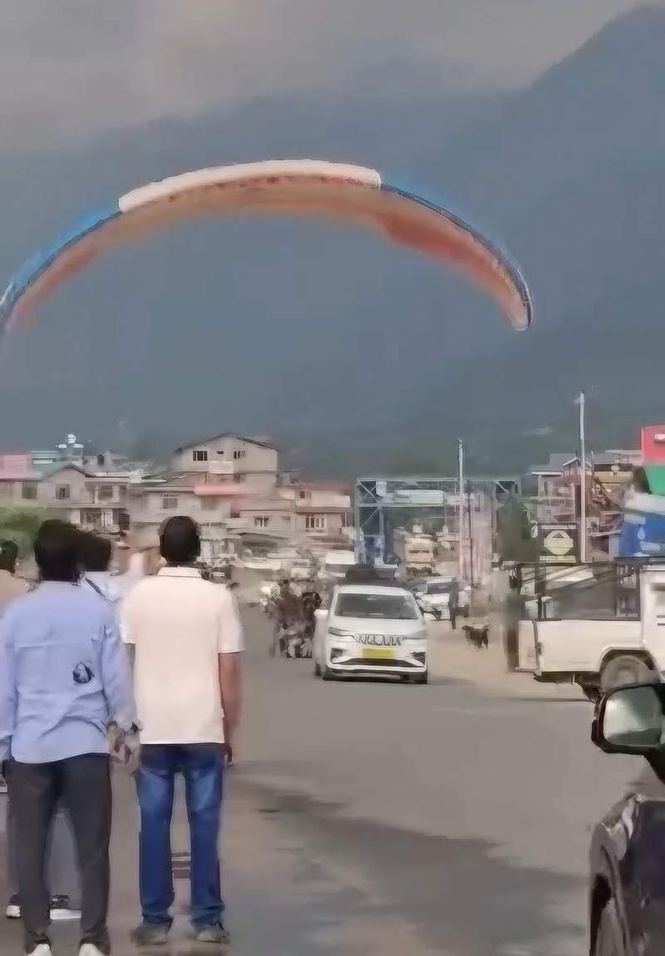 Image from: Paraglider lands on Kullu-Manali national highway; experts demand stricter regulation