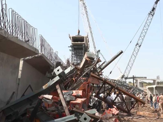 Image from: Uttar Pradesh: 6 dead as under-construction bridge slab collapses over Betwa River in Hamirpur