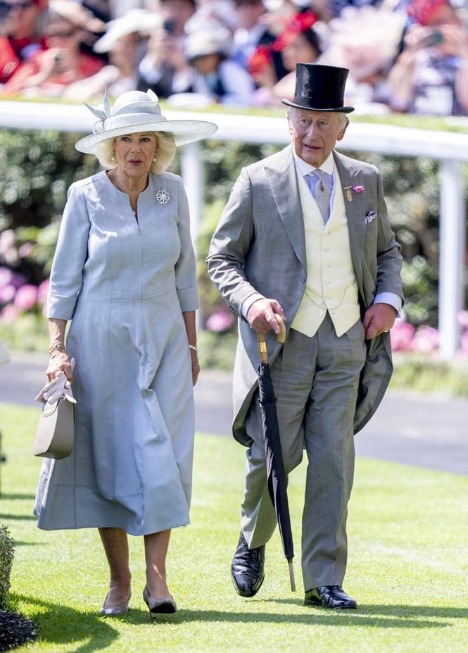 Image from: King and Queen continue royal Derby tradition on day of Peter Phillips wedding