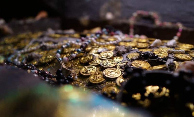 Image from: Archaeologists Just Unearthed a Well-Preserved 1,100-Year-Old Hoard of Gold Jewelry Along an Ancient Route in Saudi Arabia