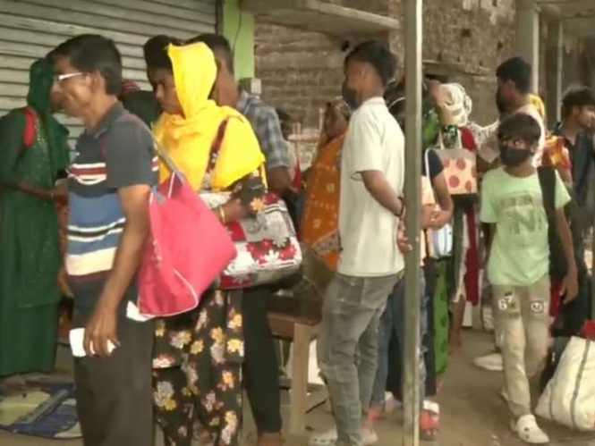 Image from: Illegal Bangladeshis gather at Hakimpur border amid West Bengal's 'detect delete deport' crackdown