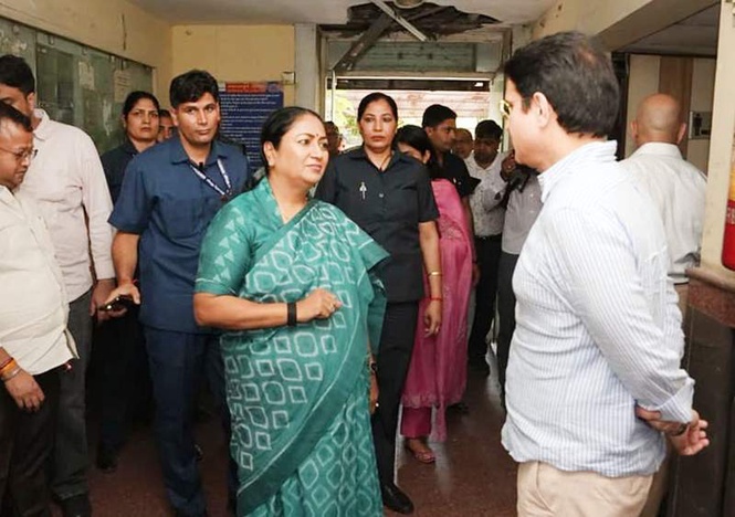 Image from: Rekha pulls up officials over poor state of Rohini sub-registrar offices