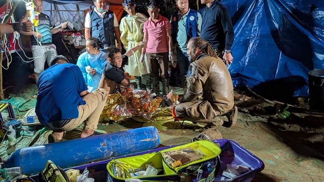 Image from: Laos cave rescue effort paused as teams widen passage to free four men