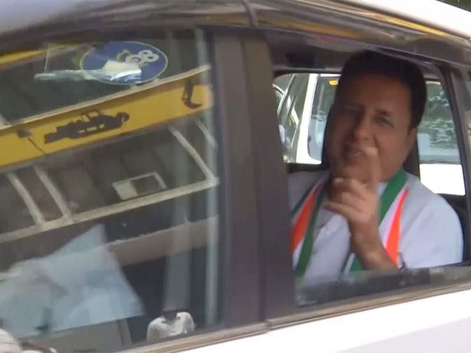 Image from: Venugopal, Surjewala reach Shangri-La hotel ahead of CLP meet, Satish Jarkiholi says "certain Shivakumar to become next CM"