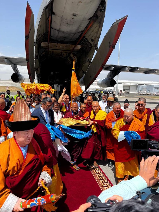 Image from: IAF plane with Lord Buddha’s relics lands in Mongolia