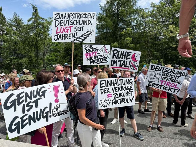 Image from: Thousands attend Austrian protest against congestion on key Alps route