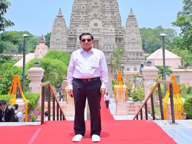 Image from: Myanmar President offers prayers at Mahabodhi temple in Bodh Gaya, begins 5-day India visit