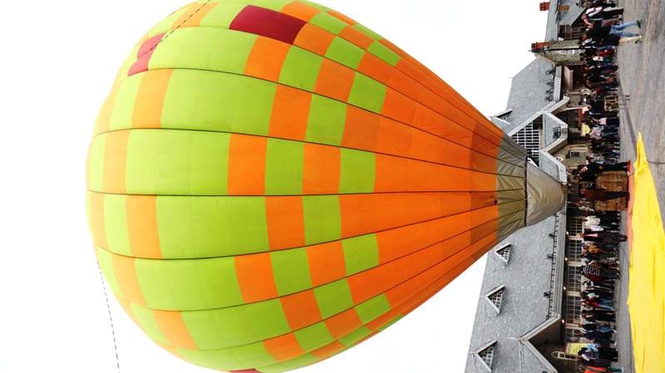 Image from: Hot air balloon set to add colour to festival