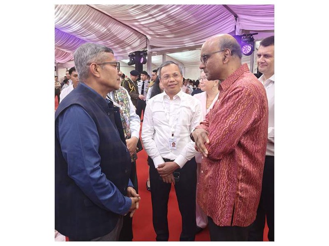 Image from: Defence Secretary holds talks with Singapore President on sidelines of Shangri-La Dialogue, discusses strategic ties