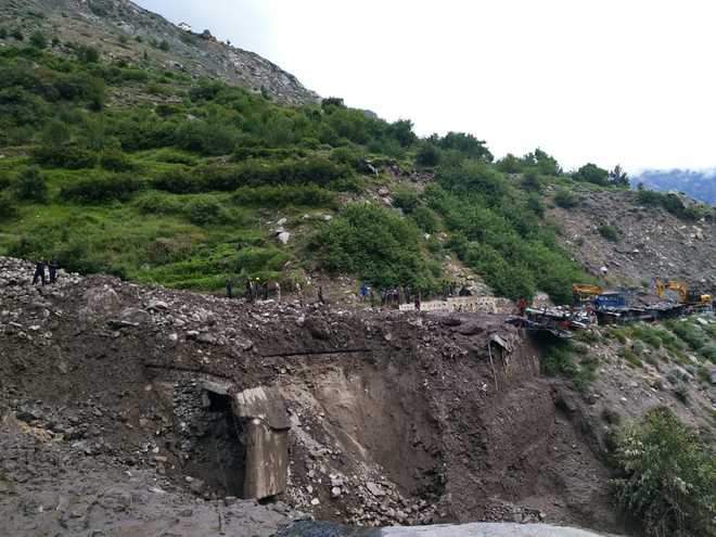 Image from: Landslide near Nandini tunnel briefly disrupts traffic on Jammu-Srinagar National Highway