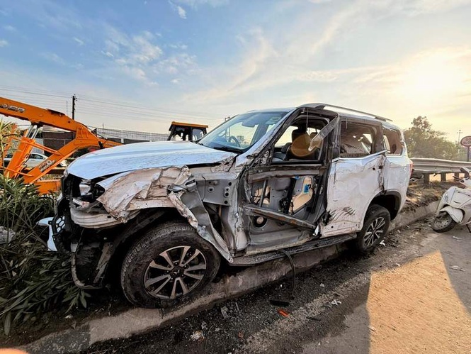 Image from: 19-year-old critical, four others injured as speeding truck rams into multiple vehicles in Ludhiana