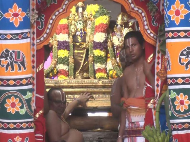 Image from: Madurai: Thousands of devotees participate in chariot festival of Koodal Azhagar Temple