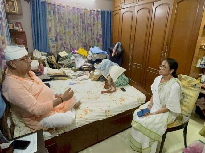 Image from: Mamata Banerjee meets Kalyan Banerjee after alleged attack on TMC MP in Hooghly