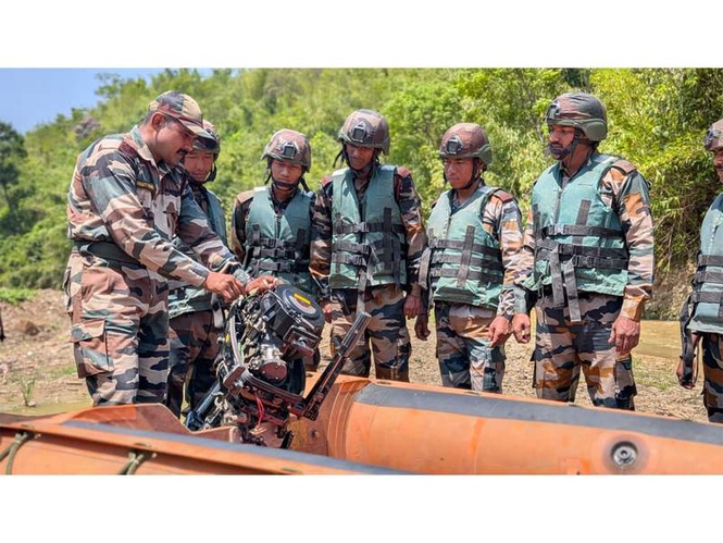Image from: Assam Rifles conducts boatmanship training for monsoon operational preparedness in Mizoram