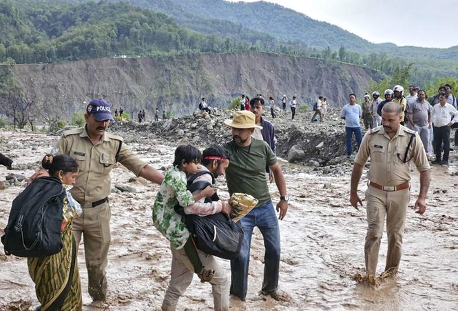 Image from: Kedarnath Yatra temporarily suspended due to heavy rain in parts of Uttarakhand