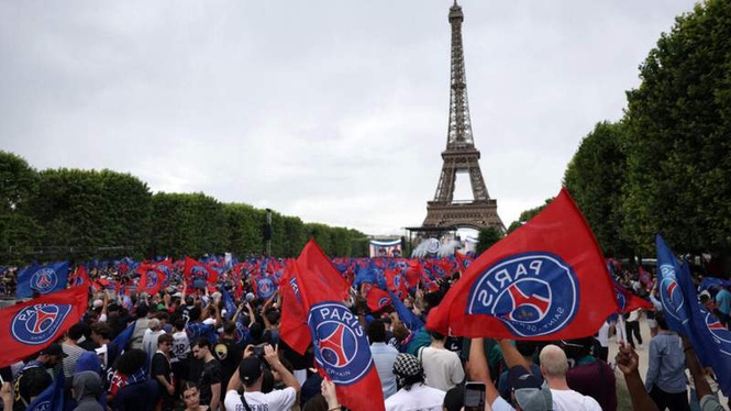 Image from: Live: Fans greet European champions PSG after night of unrest in Paris