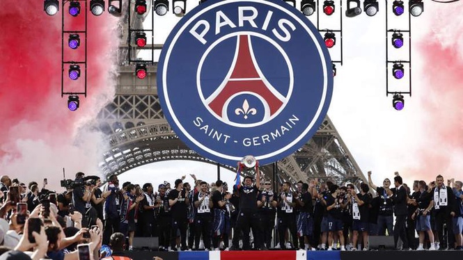 Image from: PSG players parade Champions League trophy at Eiffel Tower after night of unrest in Paris