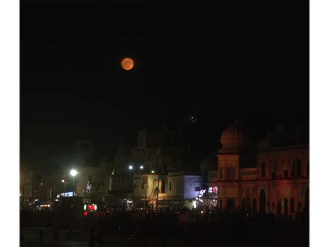 Image from: 'Blue' Moon illuminates night sky in India, skywatchers express happiness