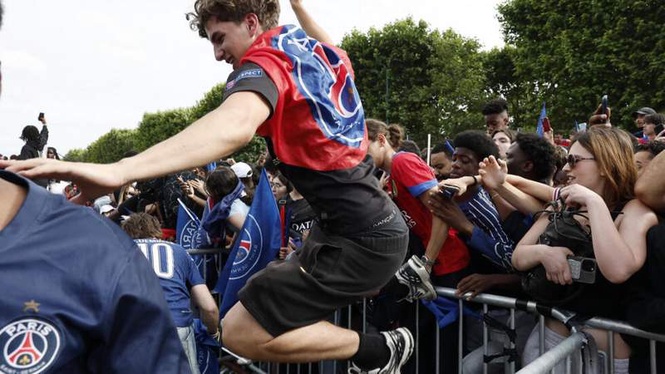 Image from: PSG players parade Champions League trophy at Eiffel Tower after night of unrest in Paris