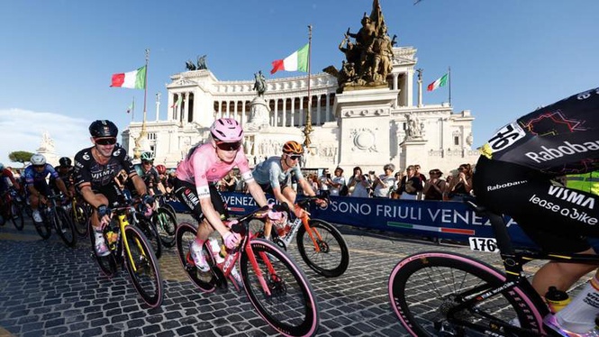 Image from: Vingegaard completes Grand Tour set with victory at the Giro d'Italia