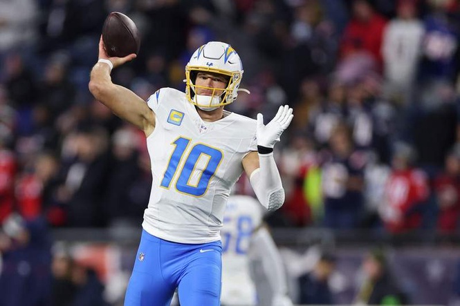 Image from: Justin Herbert’s early return may have just transformed Mike McDaniel’s playbook