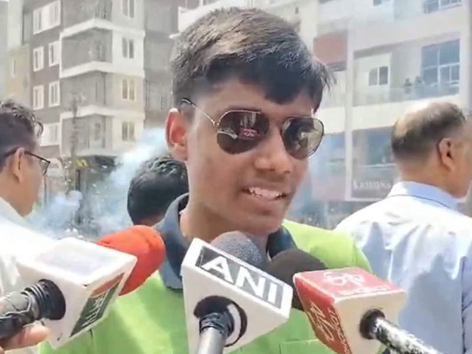 Image from: Shubham Kumar credits hard work, teachers guidance after securing AIR 1 in JEE Advanced 2026