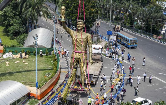 Image from: 70-foot ‘unstable’ Messi statue removed from Kolkata Lake Town over safety concerns