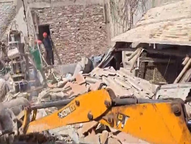 Image from: Six injured in Delhi House collapse following Cylinder blast