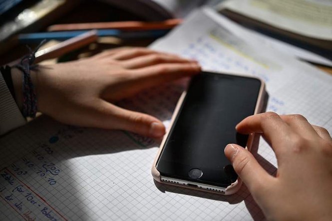 Image from: Poland moves to ban smartphones in primary schools