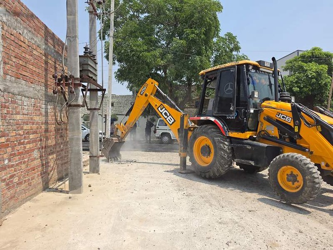 Image from: ADA razes two illegal colonies in Amritsar’s Chatiwind