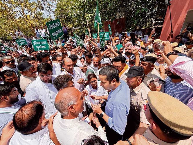 Image from: Rania MLA leads INLD protest in Sirsa