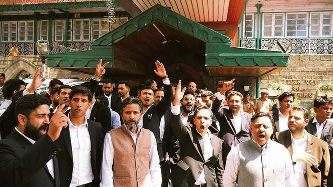 Image from: Lawyers’ protest exposes unequal access to Shimla’s restricted road