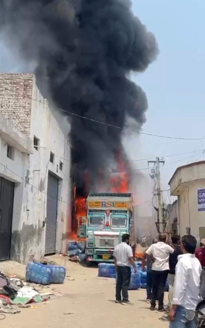 Image from: Panipat: Truck laden with waste cloth catches fire after contact with high-tension wire