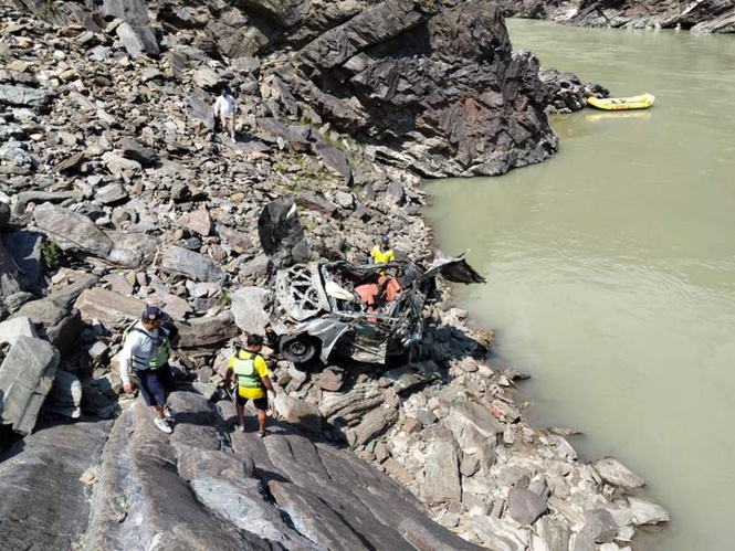 Image from: Uttarakhand: Car plunges into gorge in Tehri Garhwal, SDRF launches search operation